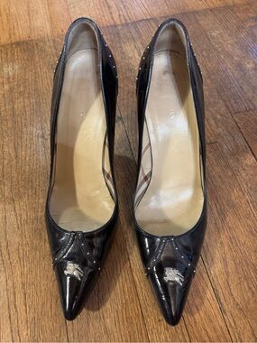 Black Patent Pointed-Toe Women's Pumps with Silver Accent - size 40